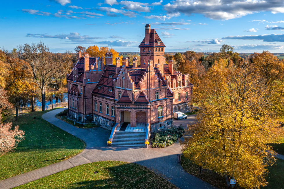 large mansion - drone real estate photography - new to drones